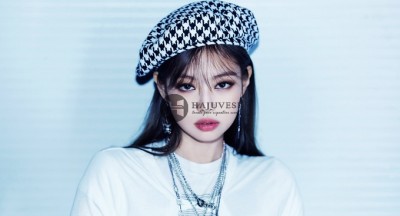 Jennie chụp selfie sương sương lộ ngay 2 chai nước hoa xịn sò nhiều nàng sẽ muốn sắm theo